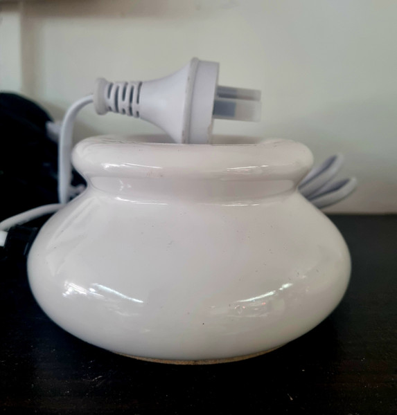 Oil / Melt Warmer White
Lovely ceramic design 
Just add a few drops of your favorite oil into the well at top
Approx 11 x  8.5H cm