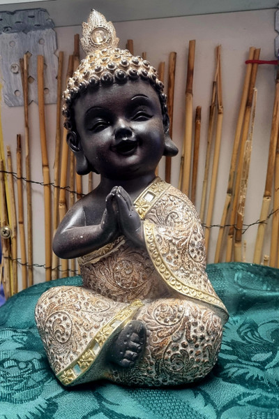 Baby Buddha Praying
Decorated with gold, sparkles, beads & mirrors.
Approx size 24 x 12cm
