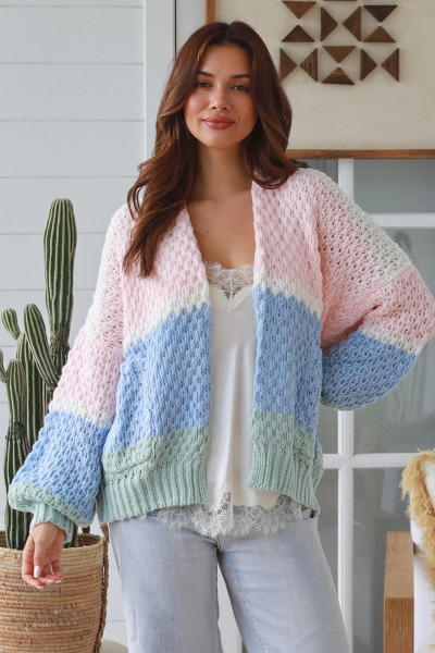 Charlotte Open Cardi Pink
Stunning multi knit cardi
Features 2 front pockets

65% acrylic
35% wool