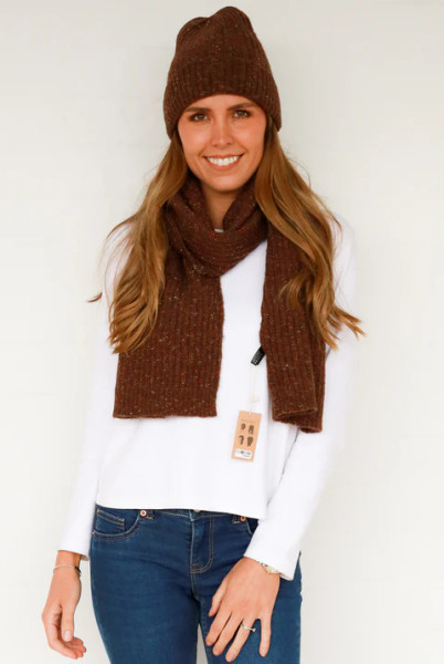 Scarf Plain Brown / Rust
Ribbed knit that is super soft & warm 
100% polyester