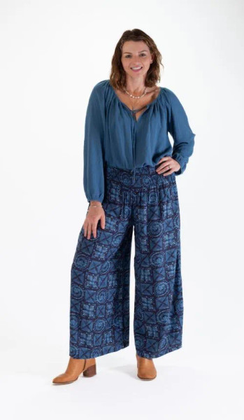 DOLLY Wide Legged Pants Blue

Super comfortable and so easy to wear – they look and feel great.

Team them up with the ROSE Top and either the FREYA Short Jacket or the DKM Short Kimono for the perfect look

Elastic waistband for comfort, these pants come in one size and fit from Size 8 through to Size 16+