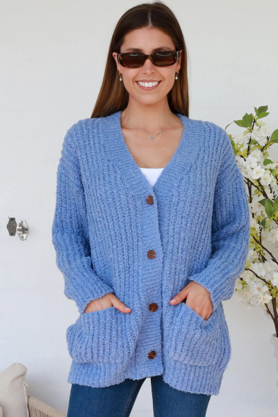 Charlotte Cardi Top Blue
Lovely soft & warm 
2 front pockets
Buttons up front
Free size up to 20
100% polyester