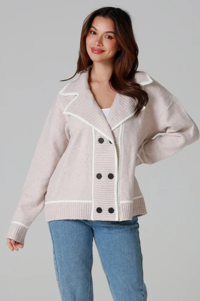 Charlotte Top / Cardi Beige
Soft & warm not to mention stunning
Double breasted Button up front with a collar
35% Wool
65% Acrylic
