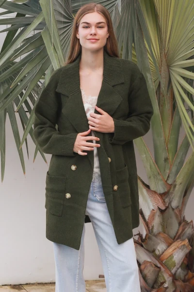 Charlotte 3/4 Cardi Button Green
Soft & warm
Has collar
2 front pockets
Has lovely button detail
Looks classy
65% Acrylic
35% wool