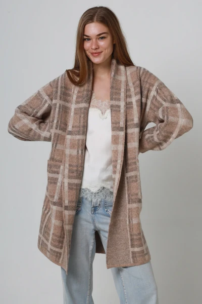Charlotte 3/4 Cardi Beige Check
Soft, thick & warm
Has crew collar
2 front pockets

65% Acrylic
35% wool