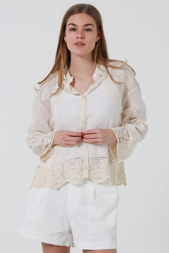 Willow Embroidered Shirt Cream
Beautiful embroidery
Button up front
Lace edges
100% cotton
Free size up to 14/16