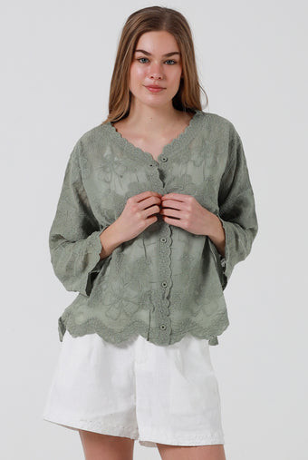 Willow Embroidered Top Khaki
Beautiful embroidery
Button up front
3/4 sleeve
Lace edges
100% cotton
Free size up to 14/16