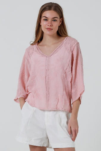 Willow Embroidered Top Pink
Beautiful embroidery
Lace details
3/4 sleeve
100% cotton
Free size up to 14/16