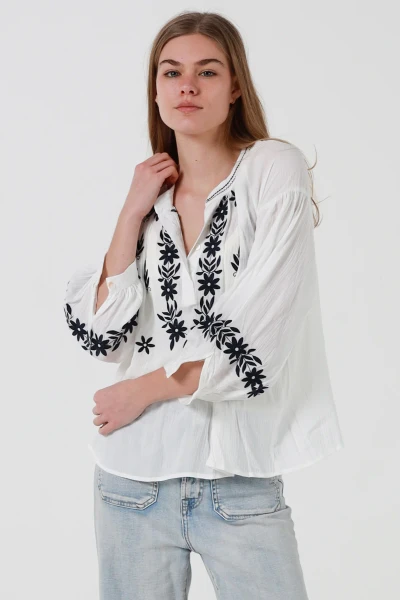 Salty Palm Julie Top White
Gorgeous embroidered with black
Tie neck
Long puff sleeve with button

100% cotton
