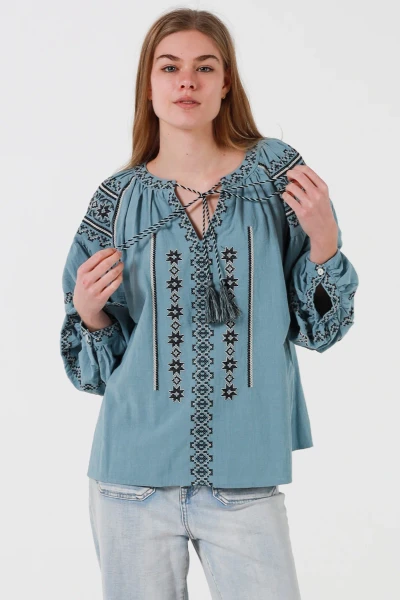Salty Palm Julie Top Blue
Gorgeous embroidered with black
Tie neck
Long puff sleeve with button

100% cotton