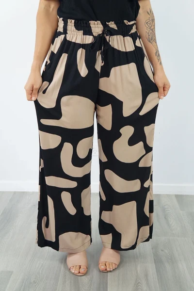 Sundrenched Pant Abstract Geo Black
Step into summer with the Wide Leg Pant that brings a touch of holiday bliss to your wardrobe.

This Pant can be paired with our Abbey Shirt and  is ideal for both laid-back outings and special events.
100% rayon
Available in sizes 8-12 & 14-18

Measurements
                                                   8-12    14-18
LENGTH (cm)                      97cm   97cm
1/2 WAIST (relaxed)         38cm    43cm
1/2 WAIST (full stretch)  49cm    59cm

