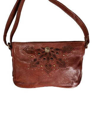 Art N Vintage Crossbody Bag Kadia Tan
Embellished with brass studs 
1 zip compartment holding a pocket & internal zip
1 outer zip compartment 

Approx 27 x 18 x 4cm
Art N Vintage leather bags are made from raw cowhide leather and each finished piece is dip dyed, dried, tumbled and hand finished to achieve a unique vintage look with natural markings.
