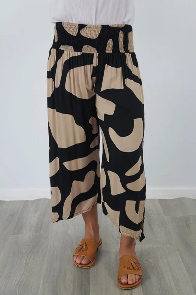 3/4 Bazaar Pant Geo Black
Crafted with a shirring elastic waist, wide leg, and adjustable ties, the 3/4 Bazaar pant is the perfect everyday garment for sizes 10-16.

Its free size design ensures comfort and can be styled with a classic tied or untied leg.