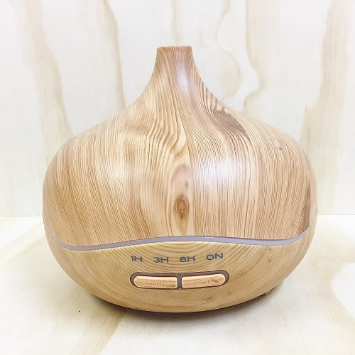 Diffuser Bamboo

Gorgeous diffuser with light options & 3 different mist settings
Holds up to 300 ml water.
Can run up to 8 hours depending on the setting used.
Size 20 x 25 cm