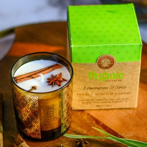 ORGANIC GOODNESS SMUDGE CANDLE - Lemongrass & Spice 200gms
Gently infused with the enchanting fragrance of natural essential oils and is embedded with sacred smudge of dried herbs & flowers, to cleanse & purify the surrounding space.
Hand poured with sustainable natural soy wax. Burn time 50hrs.
Helps to remove obstacles & opens the door for opportunities. It improves focus & protects from negative energy.