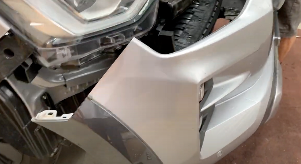 How to replace Isuzu D-Max front bumper How to replace Isuzu D-Max front bumper