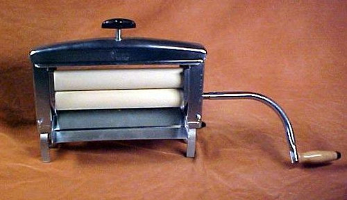 Hand-Crank Clothes Wringer Washer