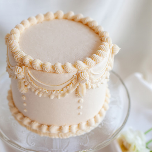 White Vintage Cake