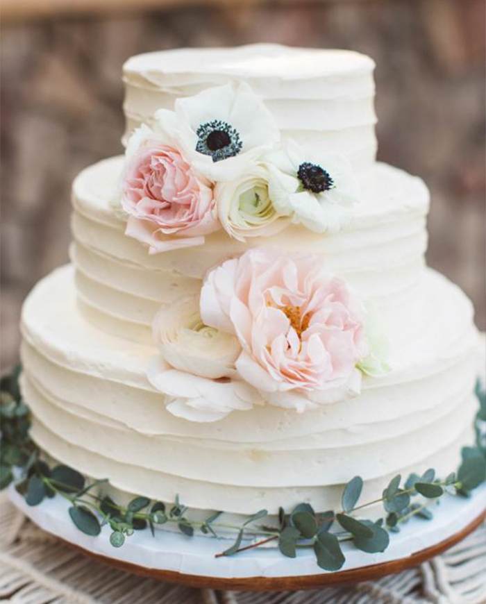 simple black and white wedding cupcakes