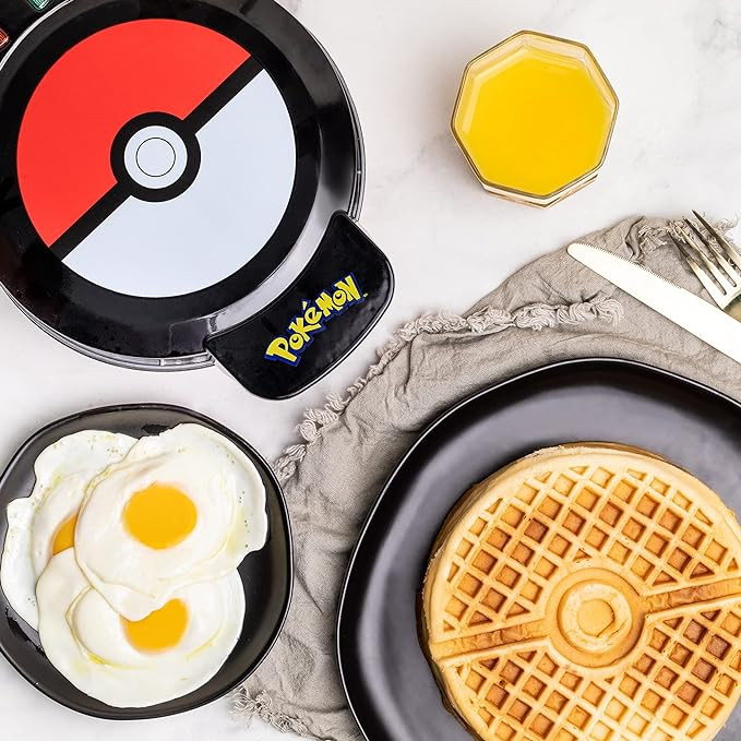 Pokemon Pokeball Waffle Maker - Thumbnail 2