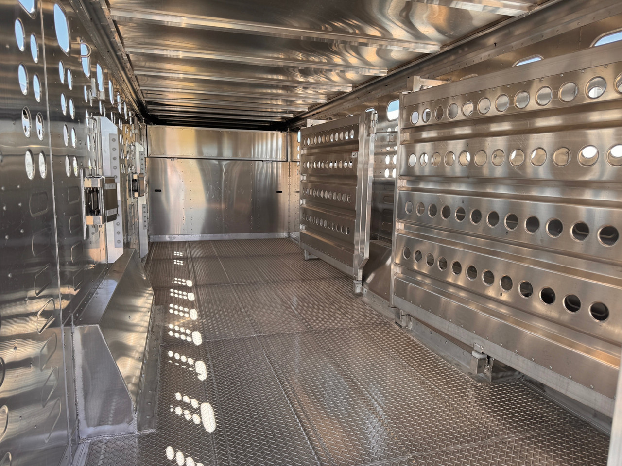 Merritt Trailers 2026 2026 96"X24' Stock Trailer | Tandem Axle Axle 17K | Aluminum, 52" Escape Door, Flat Floor, 2 Center Gates, Tie Loops In/Out, 17.5 Tires, Spare, 8K Axles17K