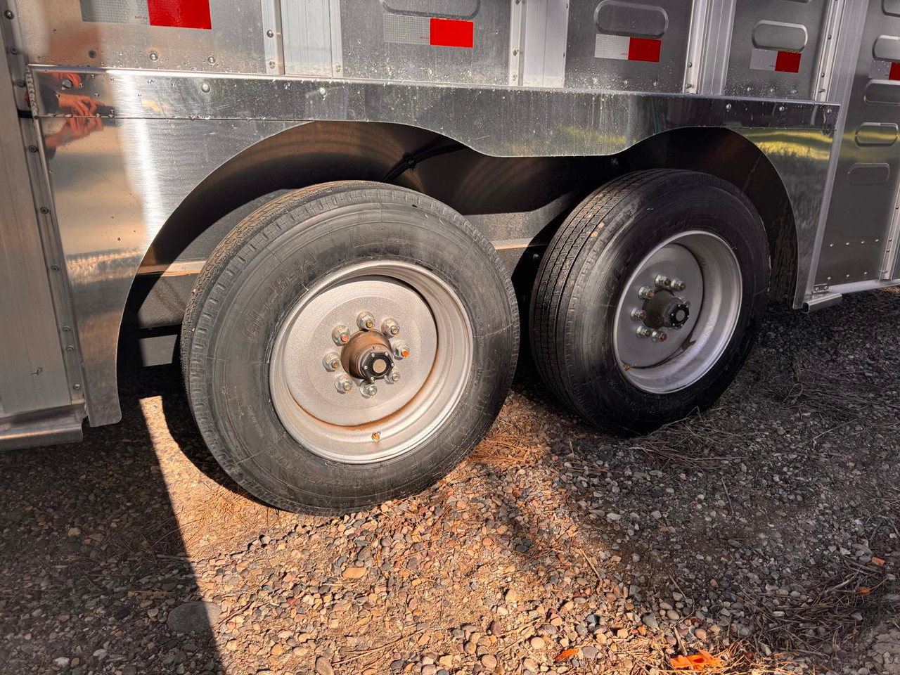 Merritt Trailers 2026 2026 96"X24' Stock Trailer | Tandem Axle Axle 17K | Aluminum, 52" Escape Door, Flat Floor, 2 Center Gates, Tie Loops In/Out, 17.5 Tires, Spare, 8K Axles17K