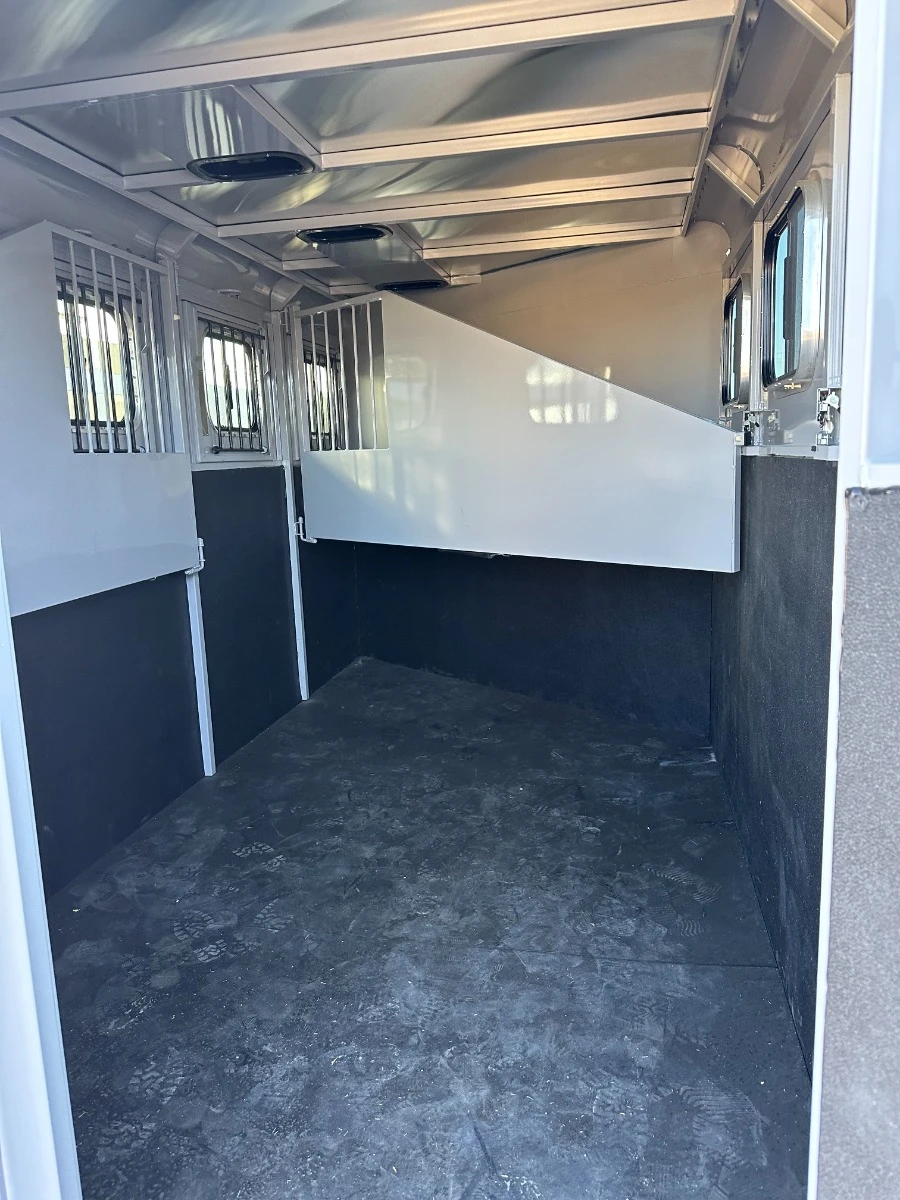 Trails West Trailers 2026 2026 Horse Trailer | Tandem Axle Axle | 3 Horse Adventure Mx, Convience Pkg, Titanium Pkg, Swing Out Saddle Rack