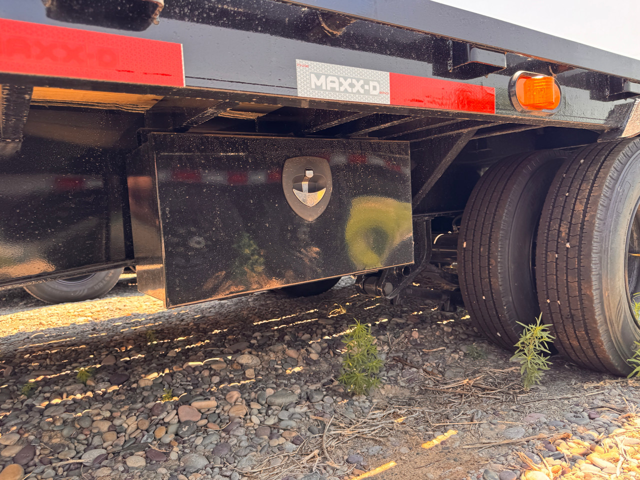 Maxx-D Trailers 2027 YDX 102"X34' Deckover Flatbed Trailer | Tandem Axle Axle 25.99K, Engineered I-Beam, 12' Hydraulic Dovetail, Hydraulic Jacks, HDSS Supsension, Winch, Solar