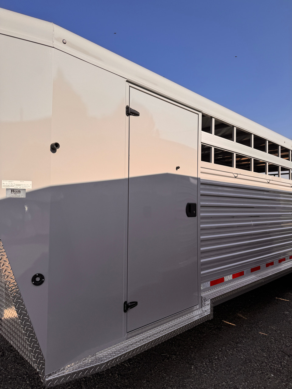 Trails West Trailers 2027 HOTSHOT Stock Combo Trialer | Tandem Axle Axle 18.667K, Rubber Floor, Side Escape Door, Single Divider Gate, Swing Slide Combo Gate, Tack Room, Swing Out Saddle Racks, Water Tank
