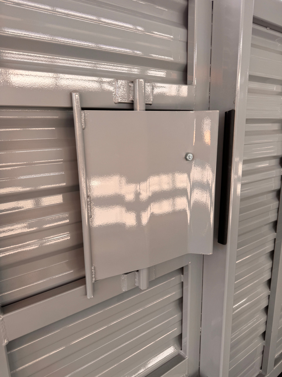 Trails West Trailers 2027 HOTSHOT Stock Combo Trialer | Tandem Axle Axle 18.667K, Rubber Floor, Side Escape Door, Single Divider Gate, Swing Slide Combo Gate, Tack Room, Swing Out Saddle Racks, Water Tank