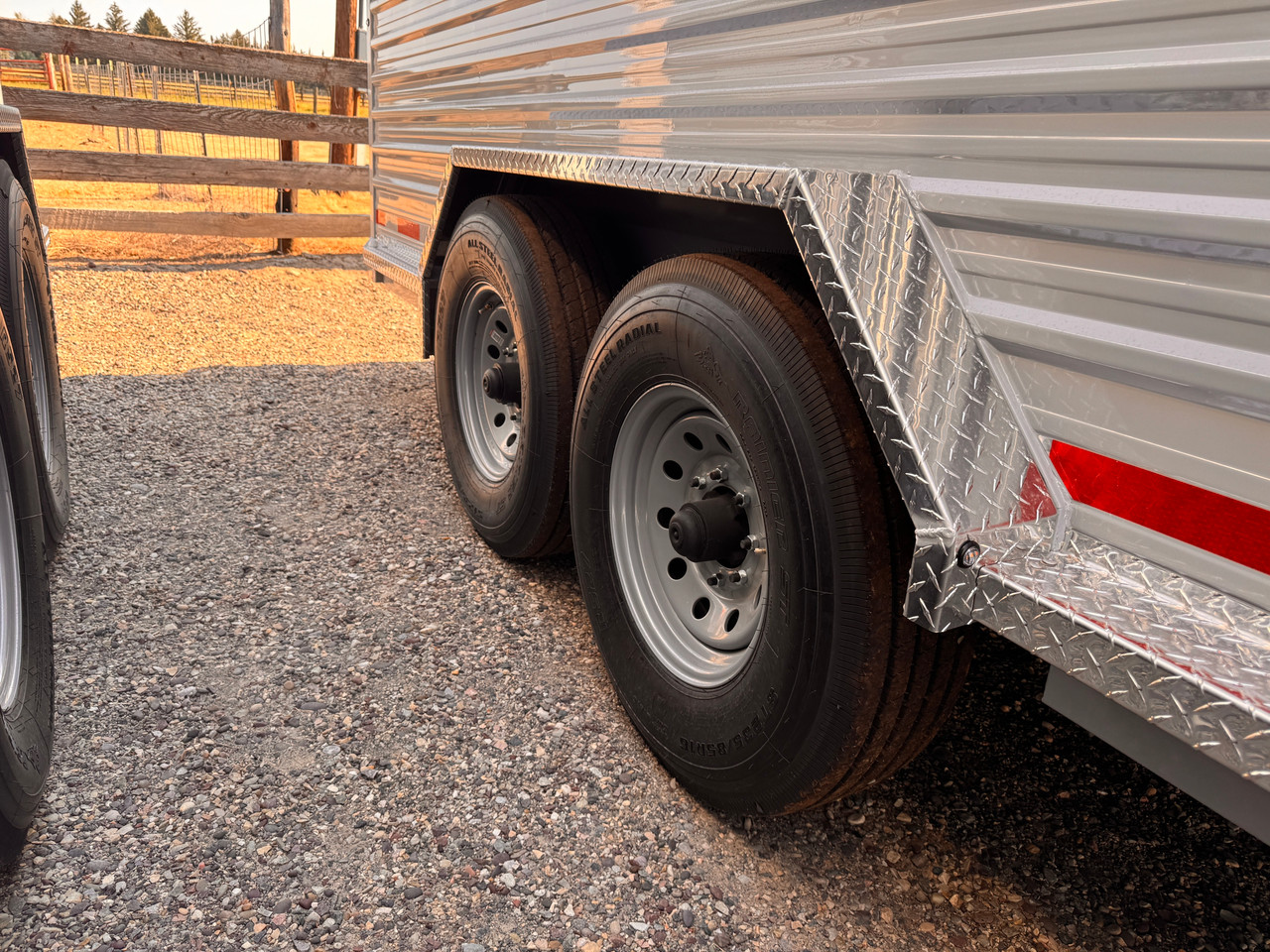 Trails West Trailers 2027 HOTSHOT Stock Combo Trialer | Tandem Axle Axle 18.667K, Rubber Floor, Side Escape Door, Single Divider Gate, Swing Slide Combo Gate, Tack Room, Swing Out Saddle Racks, Water Tank
