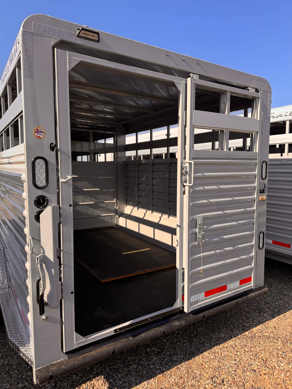 Trails West Trailers 2027 HOTSHOT Stock Combo Trialer | Tandem Axle Axle 18.667K, Rubber Floor, Side Escape Door, Single Divider Gate, Swing Slide Combo Gate, Tack Room, Swing Out Saddle Racks, Water Tank
