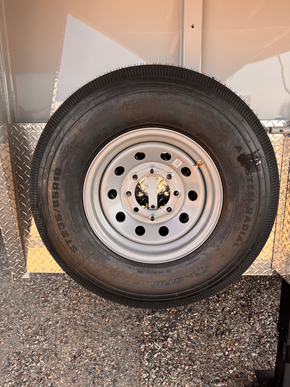 Trails West Trailers 2027 HOTSHOT Stock Combo Trialer | Tandem Axle Axle 18.667K, Rubber Floor, Side Escape Door, Single Divider Gate, Swing Slide Combo Gate, Tack Room, Swing Out Saddle Racks, Water Tank