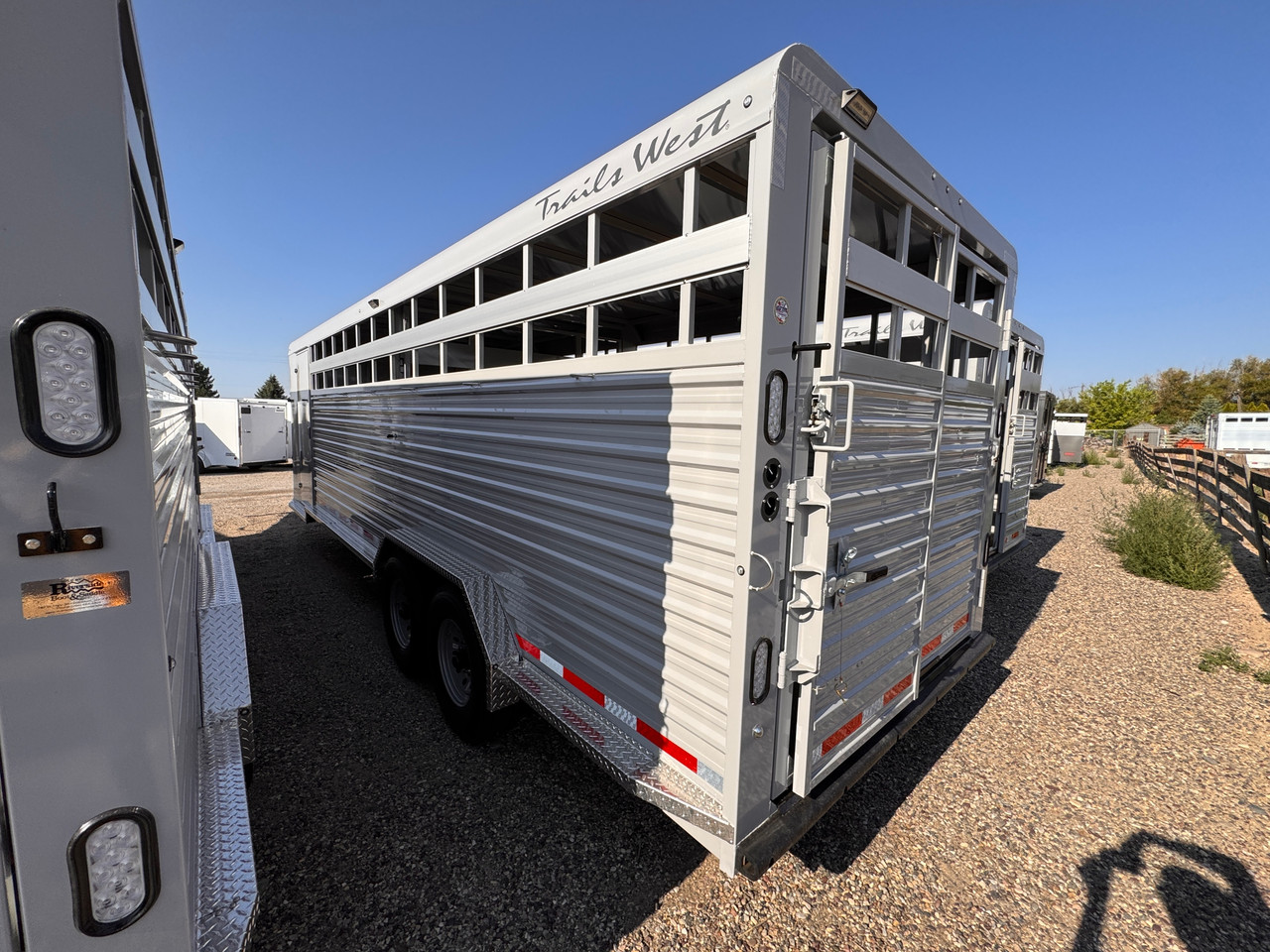 Trails West Trailers 2027 HOTSHOT 90"X25' Stock Combo Trialer | Tandem Axle Axle 18.667K, Single Gate, Rubber Floors, Swing Rear Gate, Escape Doors, Tack Room, Convenience Package, Swing Out Saddle Racks