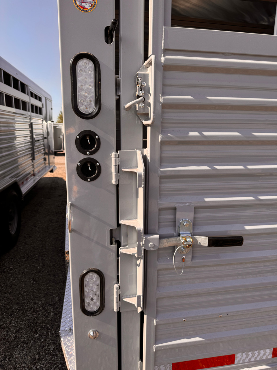 Trails West Trailers 2027 HOTSHOT 90"X25' Stock Combo Trialer | Tandem Axle Axle 18.667K, Single Gate, Rubber Floors, Swing Rear Gate, Escape Doors, Tack Room, Convenience Package, Swing Out Saddle Racks