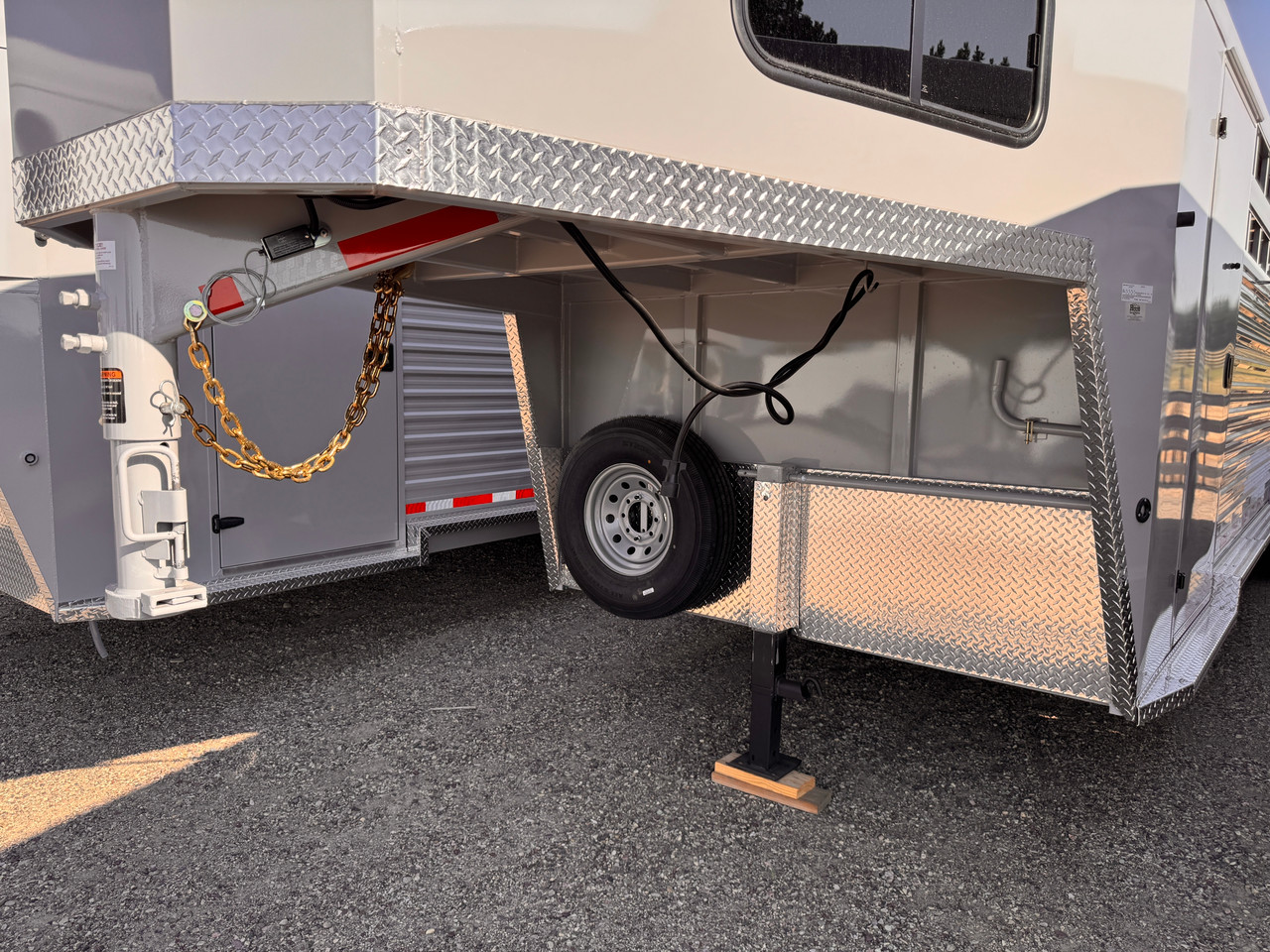 Trails West Trailers 2027 HOTSHOT 90"X25' Stock Combo Trialer | Tandem Axle Axle 18.667K, Single Gate, Rubber Floors, Swing Rear Gate, Escape Doors, Tack Room, Convenience Package, Swing Out Saddle Racks