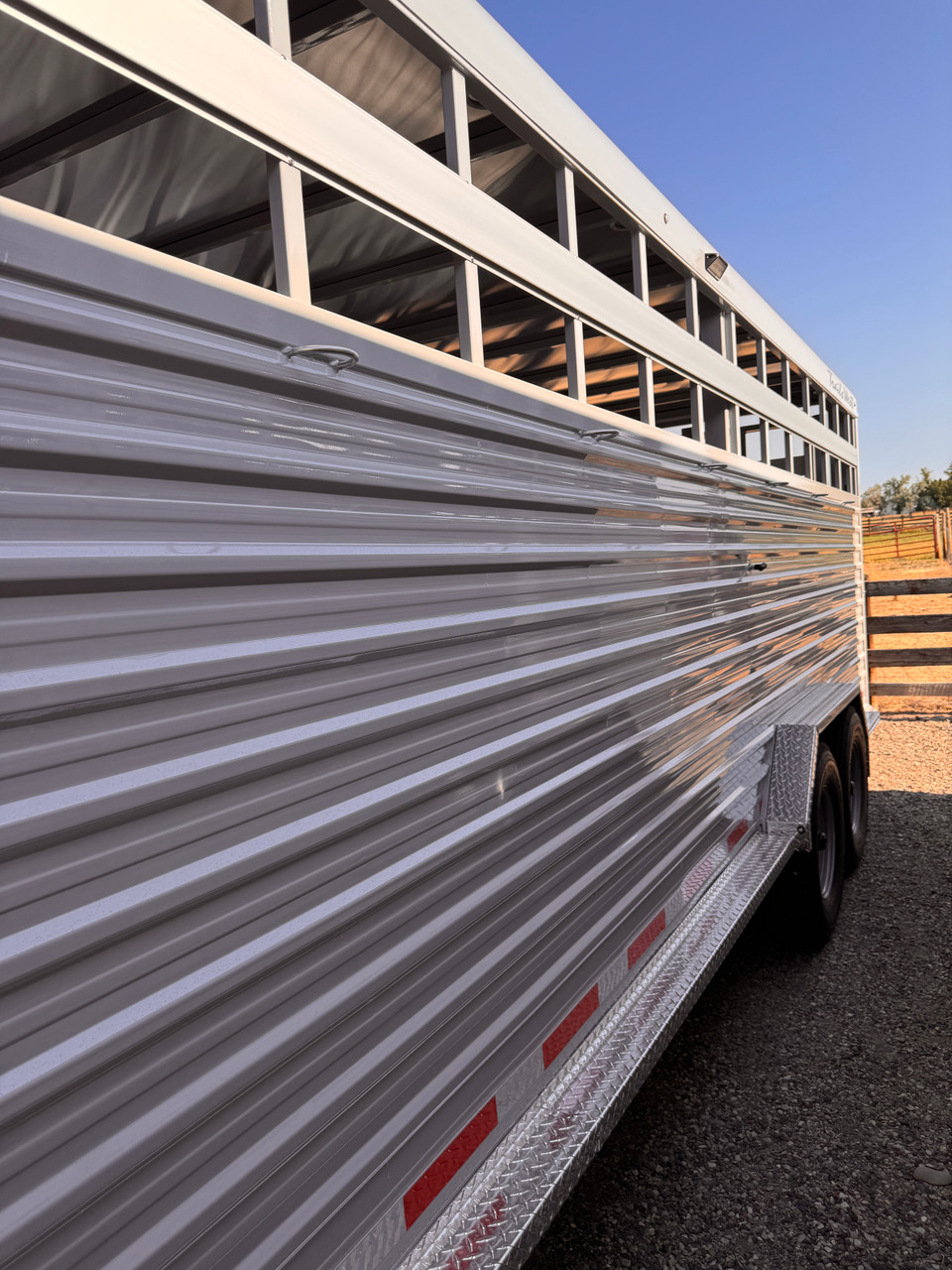 Trails West Trailers 2027 HOTSHOT 90"X25' Stock Combo Trialer | Tandem Axle Axle 18.667K, Single Gate, Rubber Floors, Swing Rear Gate, Escape Doors, Tack Room, Convenience Package, Swing Out Saddle Racks