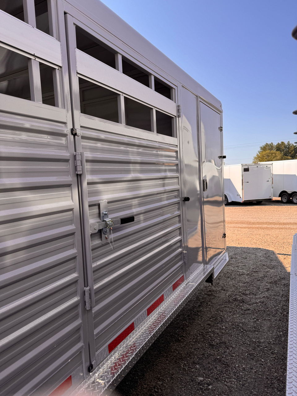 Trails West Trailers 2027 HOTSHOT 90"X25' Stock Combo Trialer | Tandem Axle Axle 18.667K, Single Gate, Rubber Floors, Swing Rear Gate, Escape Doors, Tack Room, Convenience Package, Swing Out Saddle Racks