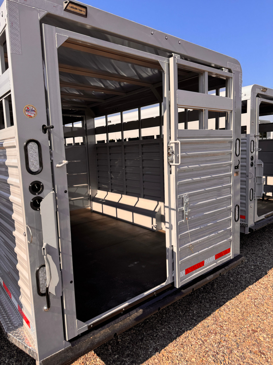 Trails West Trailers 2027 HOTSHOT 90"X25' Stock Combo Trialer | Tandem Axle Axle 18.667K, Single Gate, Rubber Floors, Swing Rear Gate, Escape Doors, Tack Room, Convenience Package, Swing Out Saddle Racks