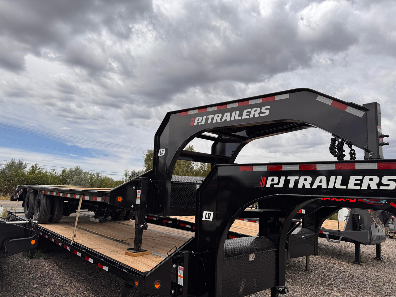 P.J. Trailers 2027 LD 25' Deckover Flatbed Trailer | Tandem Axle, DUAL, MONSTER RAMPS, WINCH PLATE, 25K