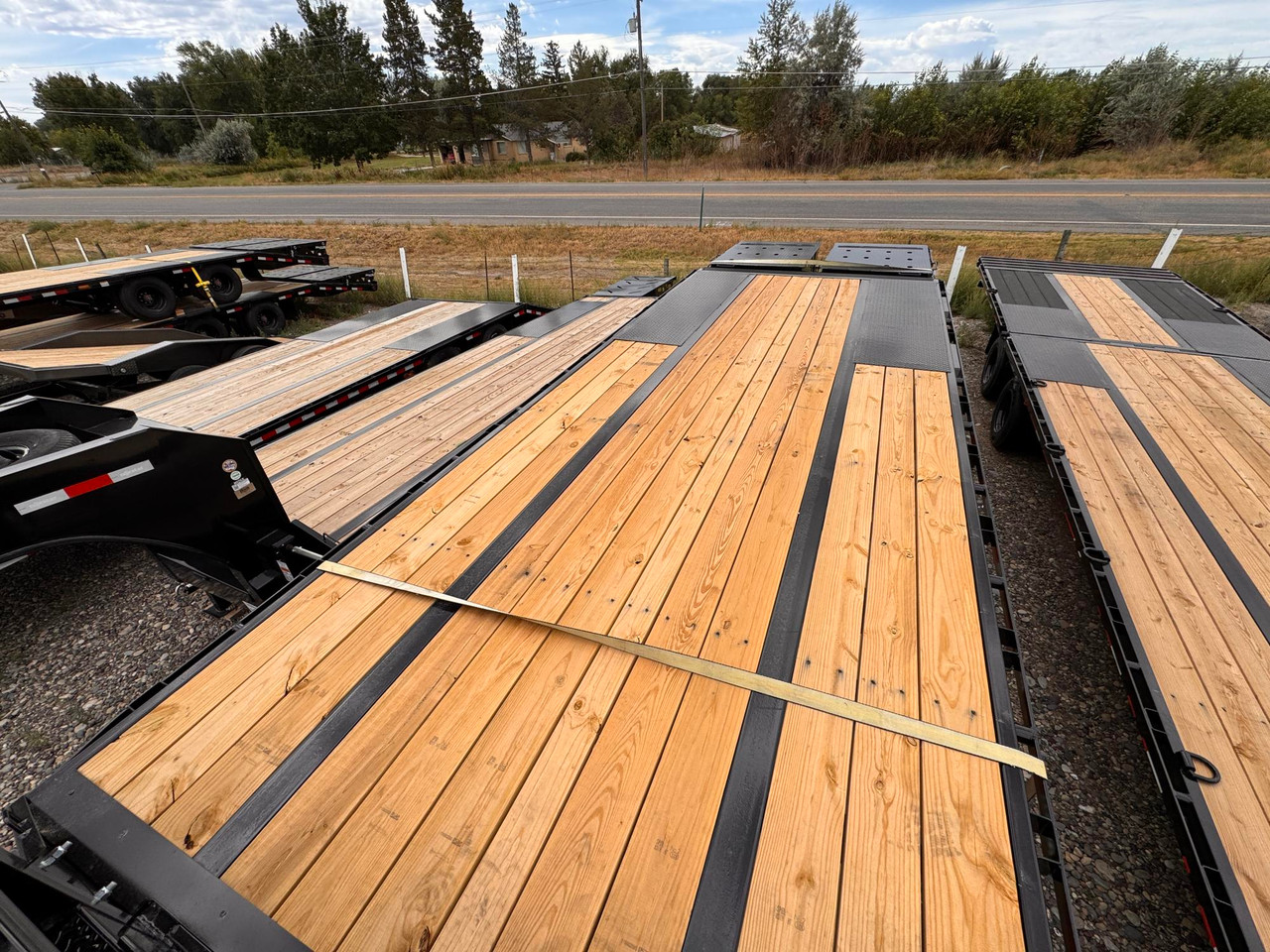 P.J. Trailers 2027 LD 25' Deckover Flatbed Trailer | Tandem Axle, DUAL, MONSTER RAMPS, WINCH PLATE, 25K