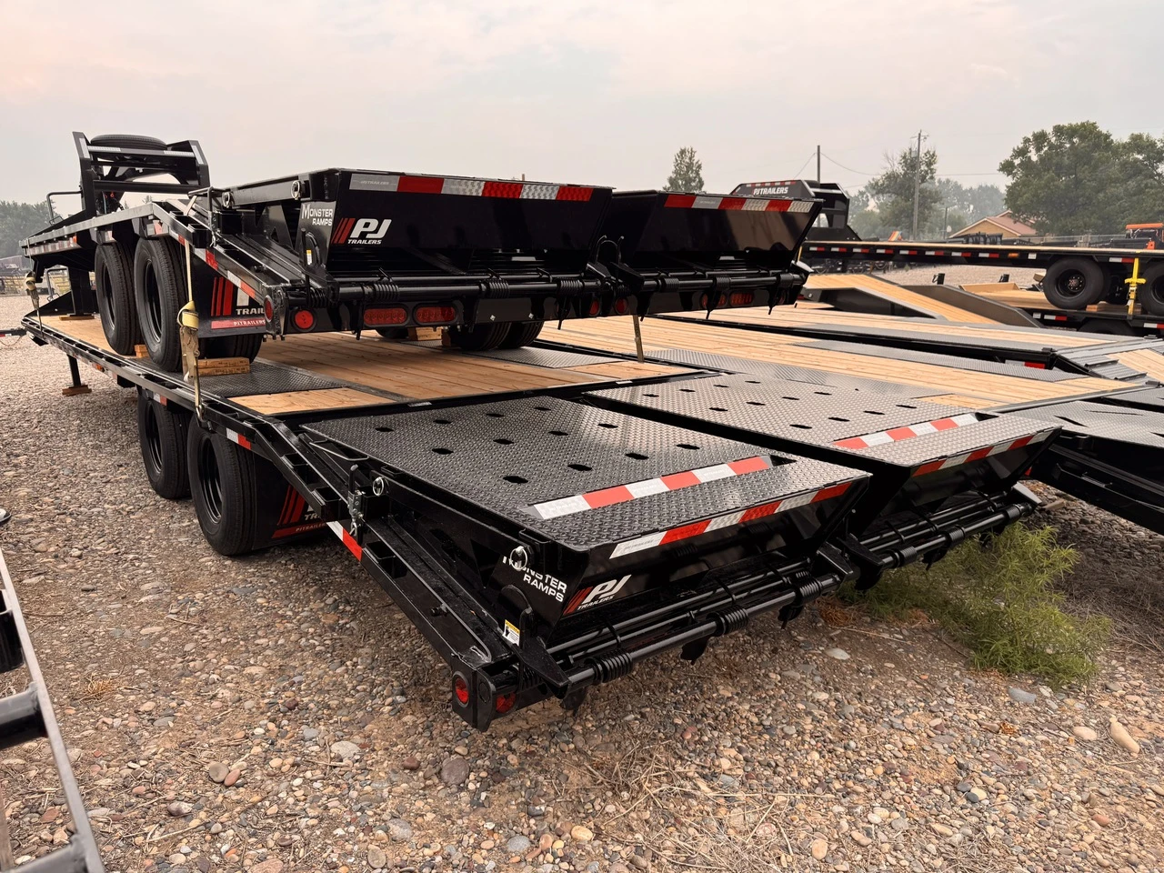 P.J. Trailers 2027 LD 32' Deckover Flatbed Trailer | Tandem Axle, DUAL, MONSTER RAMPS, WINCH PLATE, 25K