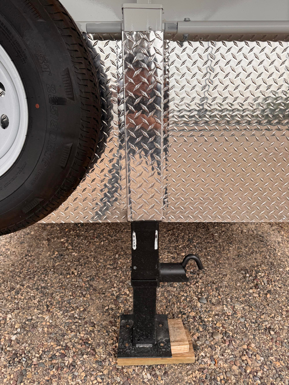 Trails West Trailers 2027 Adventure Horse Trailer | Tandem Axle Axle