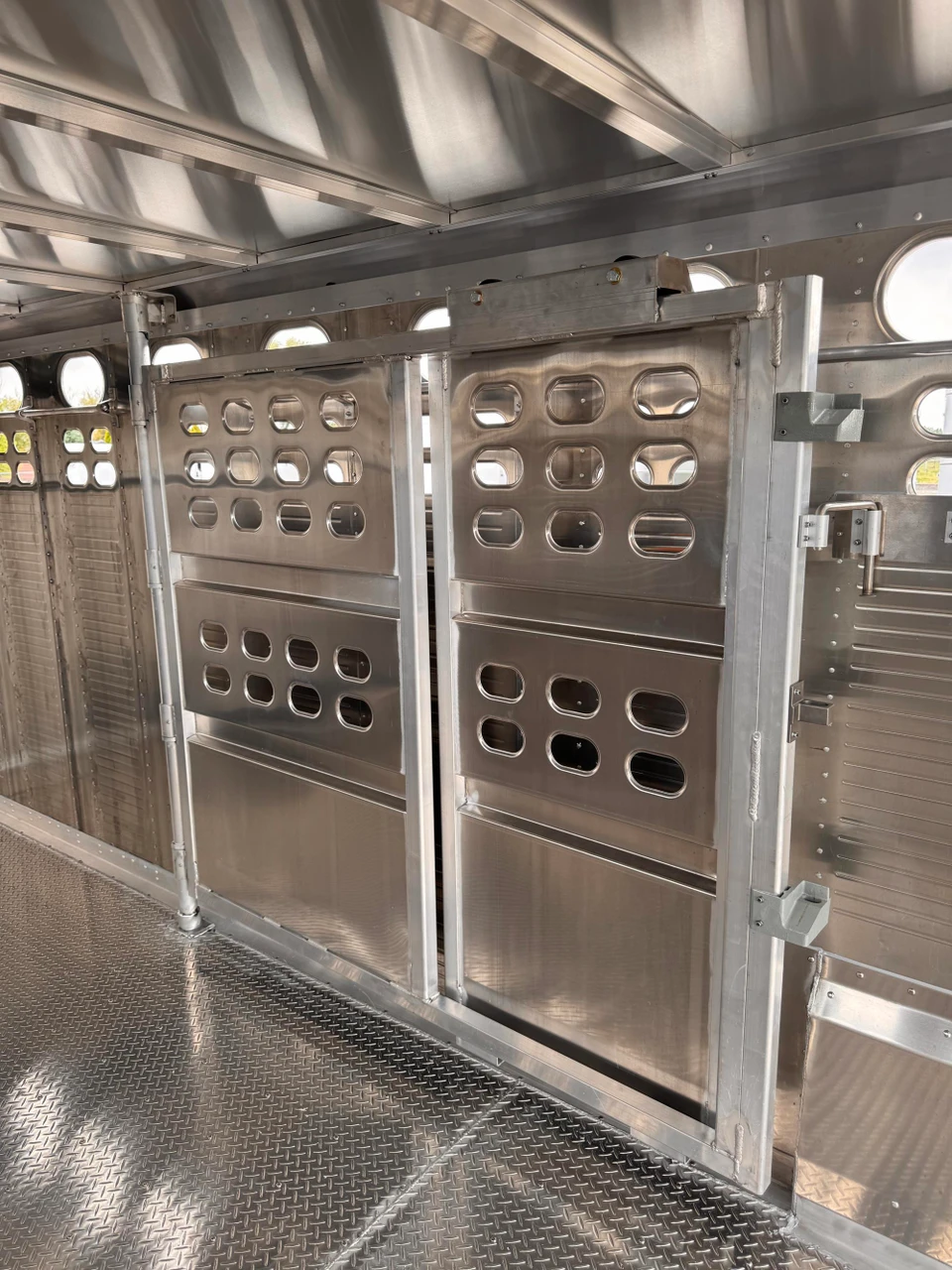 Wilson Trailers 2027 Punchside 84"X24' Stock Trailer | Alluminum, PSGN-5724, 16KGVWR, 7K AXLES, TIE RAIL INSIDE, 8 TIE LOOPS OUTSIDE, RUNNING BOARDS,