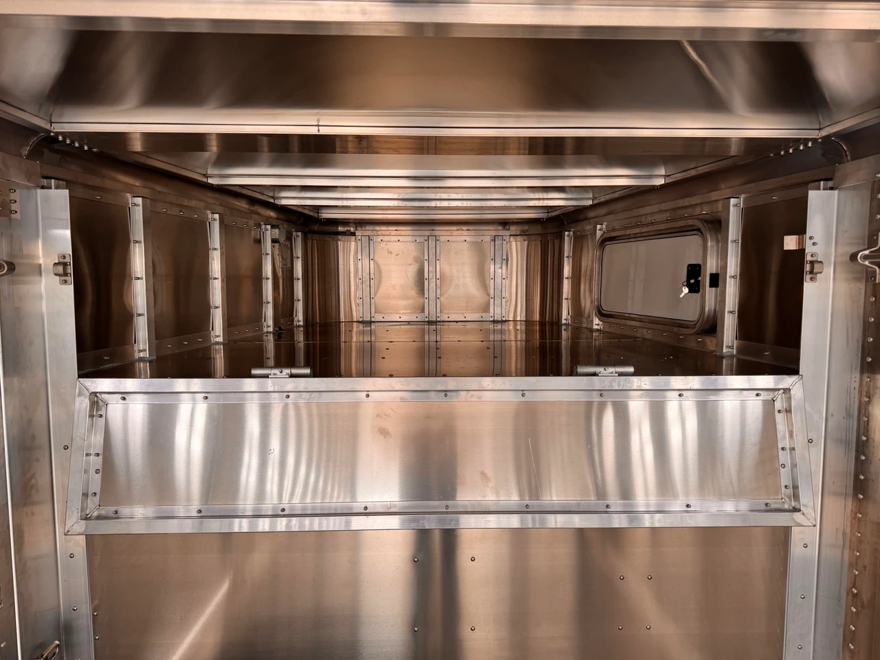 Wilson Trailers 2027 Punchside 84"X24' Stock Trailer | Alluminum, PSGN-5724, 16KGVWR, 7K AXLES, TIE RAIL INSIDE, 8 TIE LOOPS OUTSIDE, RUNNING BOARDS,