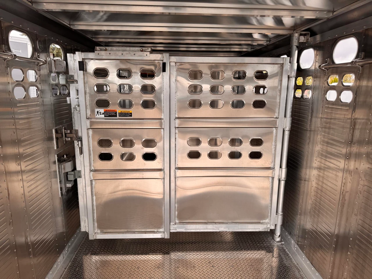 Wilson Trailers 2027 Punchside 84"X24' Stock Trailer | Alluminum, PSGN-5724, 16KGVWR, 7K AXLES, TIE RAIL INSIDE, 8 TIE LOOPS OUTSIDE, RUNNING BOARDS,
