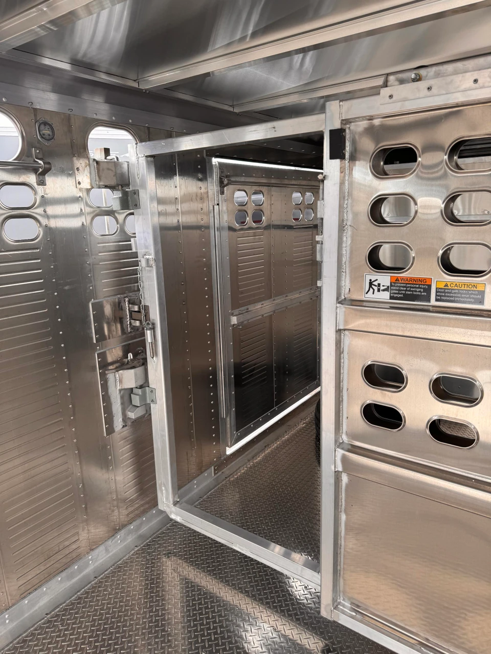 Wilson Trailers 2027 Punchside 84"X24' Stock Trailer | Alluminum, PSGN-5724, 16KGVWR, 7K AXLES, TIE RAIL INSIDE, 8 TIE LOOPS OUTSIDE, RUNNING BOARDS,