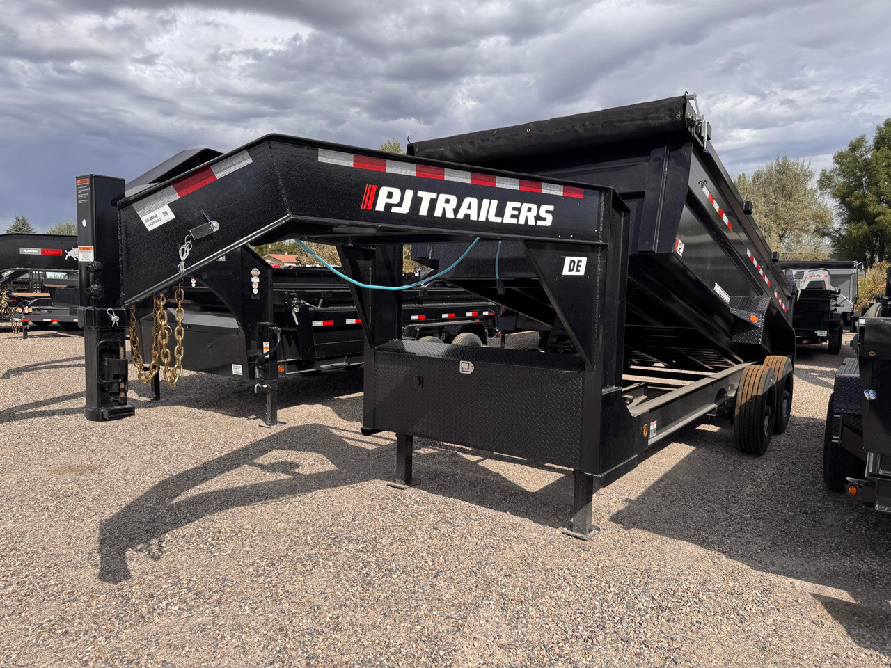 P.J. Trailers 2027 DE 83"X16' Scissor Dump Trailer | Tandem Axle 20K, Scissor Lift, Hydraulic Jacks, 7ga Floor, Tarp Kit, Slide In Ramps, Torsion Axles