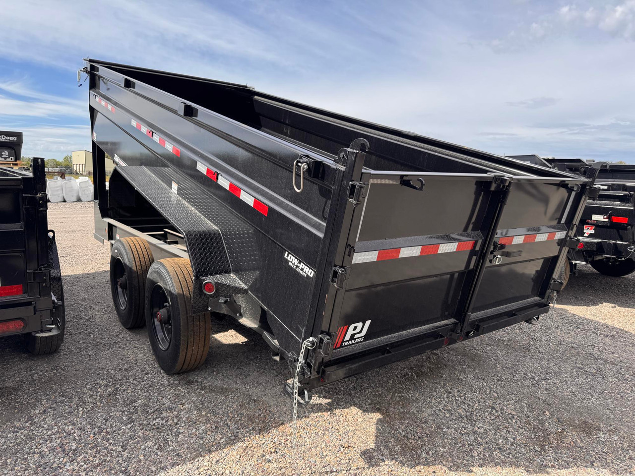 P.J. Trailers 2027 DE 83"X16' Scissor Dump Trailer | Tandem Axle 20K, Scissor Lift, Hydraulic Jacks, 7ga Floor, Tarp Kit, Slide In Ramps, Torsion Axles