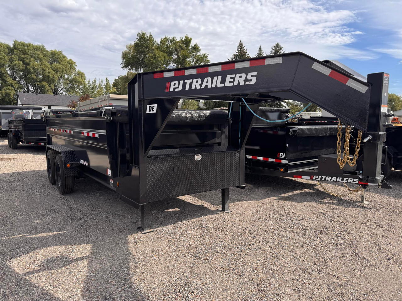 P.J. Trailers 2027 DE 83"X16' Scissor Dump Trailer | Tandem Axle 20K, Scissor Lift, Hydraulic Jacks, 7ga Floor, Tarp Kit, Slide In Ramps, Torsion Axles